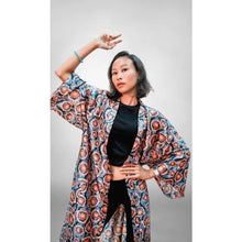 Laden Sie das Bild in den Galerie-Viewer, Kaarigari X Amy - Veste kimono en soie - Bloom - Kimono Japonais
