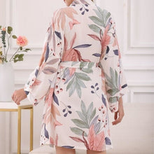 Laden Sie das Bild in den Galerie-Viewer, Kimono Femme blanc florale - Kimono Japonais
