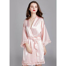 Laden Sie das Bild in den Galerie-Viewer, Kimono Femme Satin Rose dentelles - Kimono Japonais
